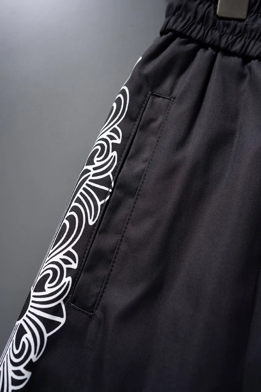 🅿️130 #V2410 [Replenishment all year round] 𝐂𝐡𝐫𝐨𝐦𝐞 𝐡𝐞𝐚𝐫𝐭𝐬 Croix heart new summer beach pants LV classic printed quick-drying three-quarter pants, same style for men and women, the fabric is made of polyester fiber for customers, stain-resistant and wrinkle-resistant, the most suitable material for summer outings It is guaranteed to be cool and comfortable enough at the same time. It is super stylish when you wear it casually. You can clearly see the texture and other things by looking at the photos. It is not an ordinary market material that can seduce a person who wants to go on vacation in minutes. Pockets on both sides. Drawstring at the waist. Very practical design, with impeccable workmanship, details and fit. Can be worn as casual pants or beach pants. A must-have for beach vacations, home leisure, gym equipment, morning running and night running. Practicality takes into account functionality. Color: Black White Size: M-XXXL